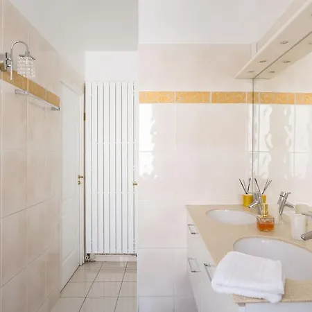 Elegant 4-room Near Arc De Triomphe And Palais Des Congres Apartment