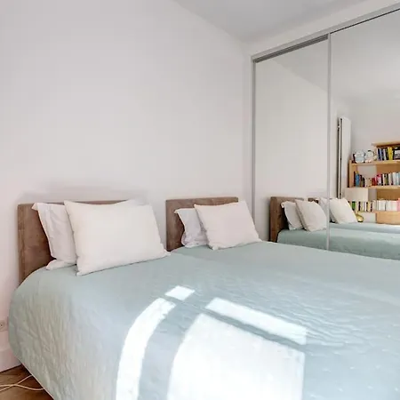 Elegant 4-room Near Arc De Triomphe And Palais Des Congres Apartment *