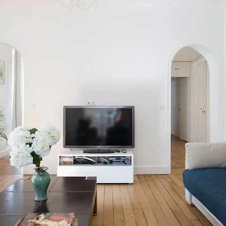 Elegant 4-room Near Arc De Triomphe And Palais Des Congres Apartment