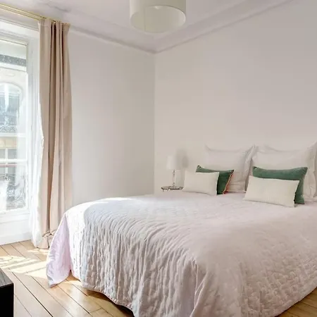 Elegant 4-room Near Arc De Triomphe And Palais Des Congres Apartment Paris