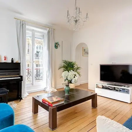 Elegant 4-room Near Arc De Triomphe And Palais Des Congres Apartment *